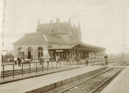 808265 Gezicht op de perronzijde van het S.S.-station Lage Zwaluwe.